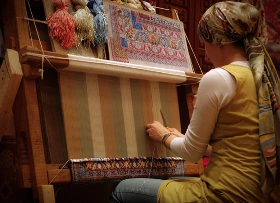 Step-by-Step Guide to Persian Hand-Knotted Carpet Weaving