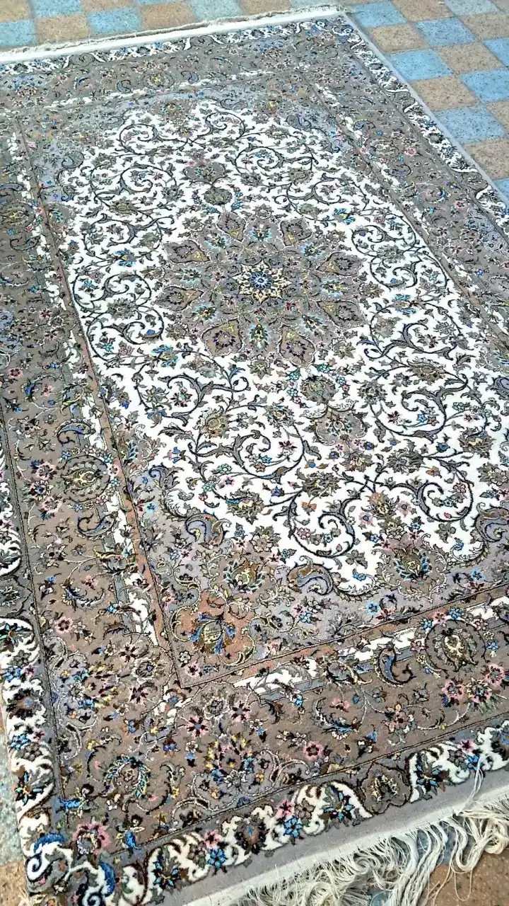 سجادة فارسية يدوية من الصوف والحرير من كاشان — وردة زخرفية بلون عاجي